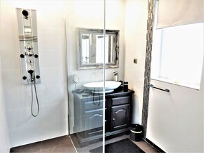Bathtub, free toiletries, towels