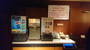 En drikkestation med en Pepsi-automat, isdispenser og skiltning til en varm kaffebar.