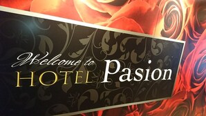 Velkomstskilt for HOTEL Passion med blomsterbaggrund.