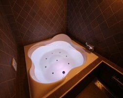 基础双人房 | 浴室 | 独立的浴缸和淋浴、按摩浴缸、免费洗浴用品、吹风机