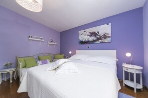 1 habitación, tabla de planchar con plancha, internet y ropa de cama 
