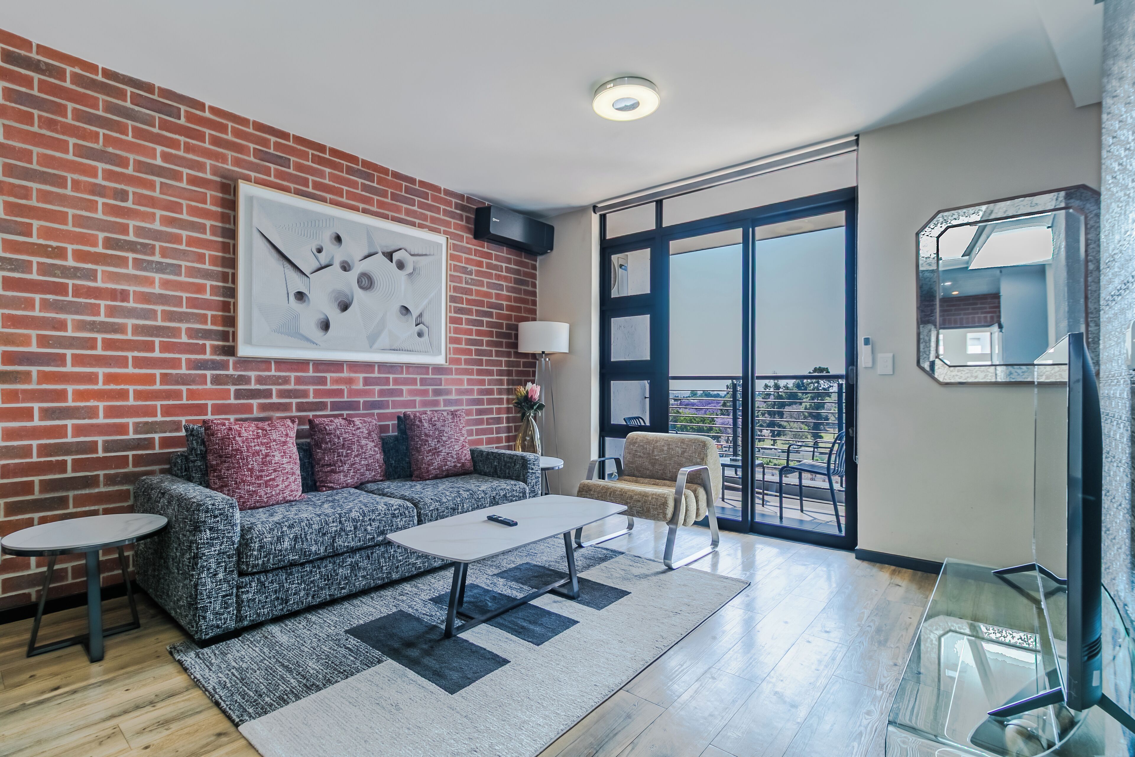 Espacio para trabajar con laptop y tabla de planchar con plancha 