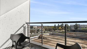 Vantage 516 Superior 2 Bed 2 Bath (27) | Terrace/patio