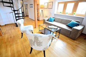 Apartment | Wohnzimmer | 40-Zoll-Flachbildfernseher mit Digitalempfang, Fernseher