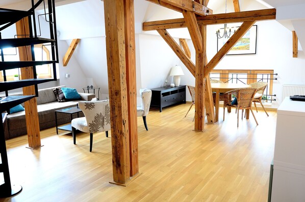 Apartment | Wohnbereich | 40-Zoll-Flachbildfernseher mit Digitalempfang, Fernseher