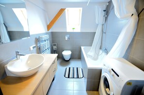 Apartment | Badezimmer | Dusche, kostenlose Toilettenartikel, Haartrockner, Handtücher