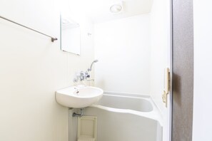 Ensemble douche/baignoire, articles de toilette gratuits, sèche-cheveux