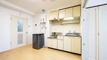 Room 602 Mattress can be used only when used by 3 people | Private kitchen | Full-sized fridge, microwave, stovetop, griddle