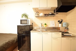 Kamer, niet-roken (Room 201) | Privékitchenette | Een koelkast/vriezer, een magnetron, een kookplaat, een bakplaat