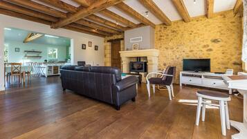 TV connectée, lecteur de DVD, table de tennis de table