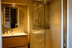 Combined shower/bathtub, hair dryer, towels - Labelle very private holiday home with its own private pool (Nabirat)