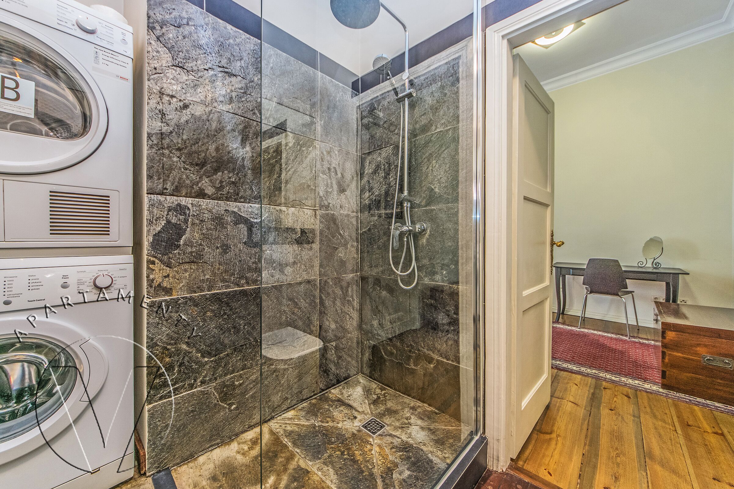 Appartement | Salle de bain | Douche, sèche-cheveux, serviettes fournies