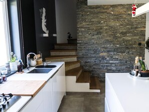 Fridge, oven, stovetop, dishwasher