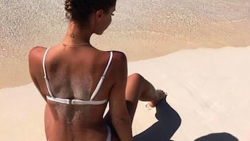 Plage, sable blanc, chaises longues, parasols