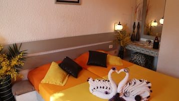 Tweepersoonskamer | Verduisterende gordijnen, gratis babybedden, beddengoed