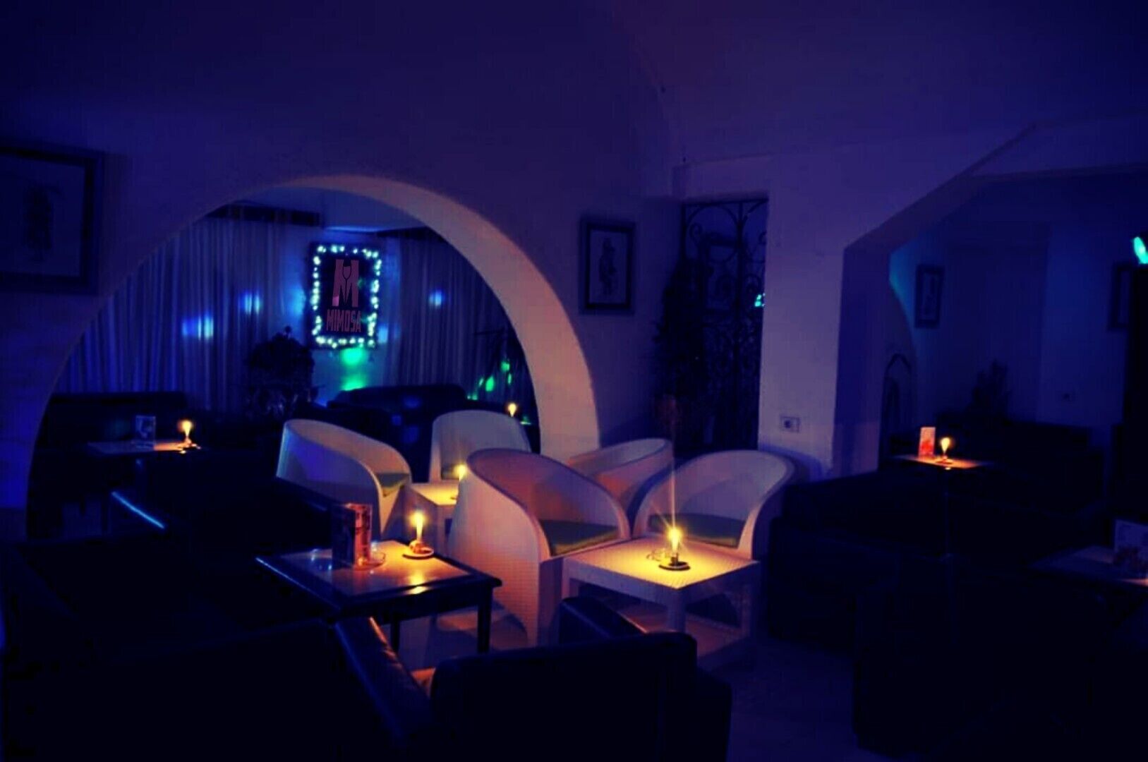 2 bars/lounges