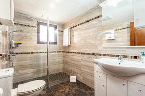 Dusche, Haartrockner, Handtücher, Seife