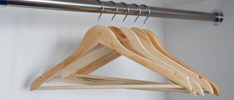 Une tige métallique avec des supports en bois.