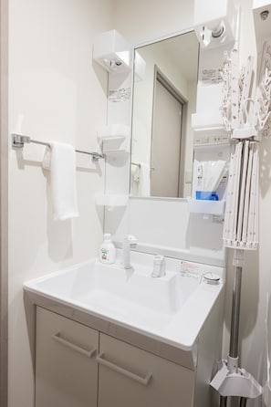 Apartment | Bathroom | Separate tub and shower, free toiletries, hair dryer, slippers