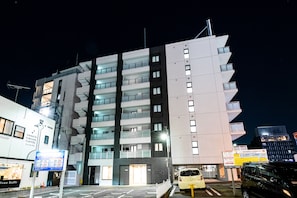 Majoituspaikan julkisivu illalla/yöllä