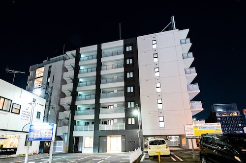 施設の正面 (日没後)