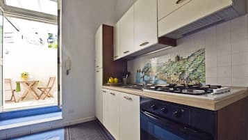 Refrigerador, horno, parrilla de estufa y cafetera y tetera