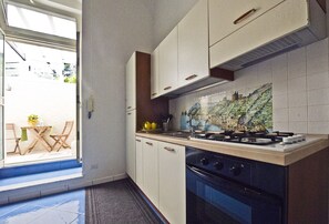 Réfrigérateur, four, plaque de cuisson, cafetière/bouilloire