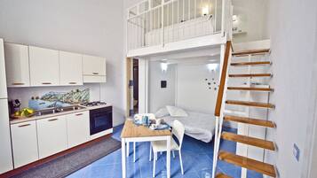 Fridge, oven, stovetop, coffee/tea maker