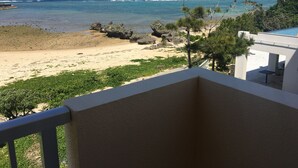 A balcony with a view of a beach and ocean. - Beach Lodge 1 & Private Beach (Onna)