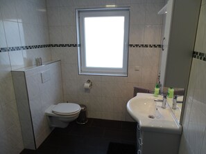 Appartement | Salle de bain | Douche, serviettes fournies