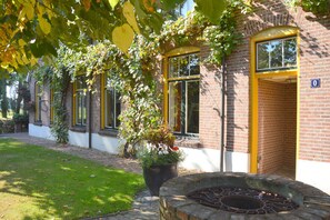 House | Garden - Spacious Holiday Home in Rekken With Hot Tub (Rekken)