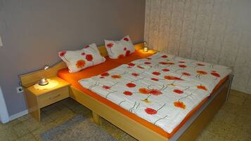 1 bedroom, bed sheets