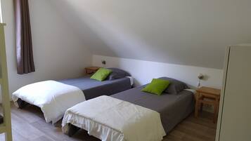 House | 4 bedrooms, individually furnished, iron/ironing board, bed sheets