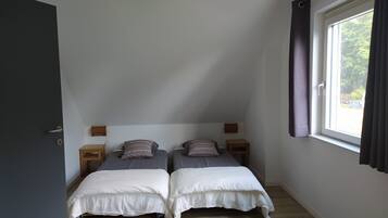 House | 4 bedrooms, individually furnished, iron/ironing board, bed sheets