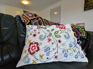 3 bedrooms, individually furnished, internet, bed sheets
