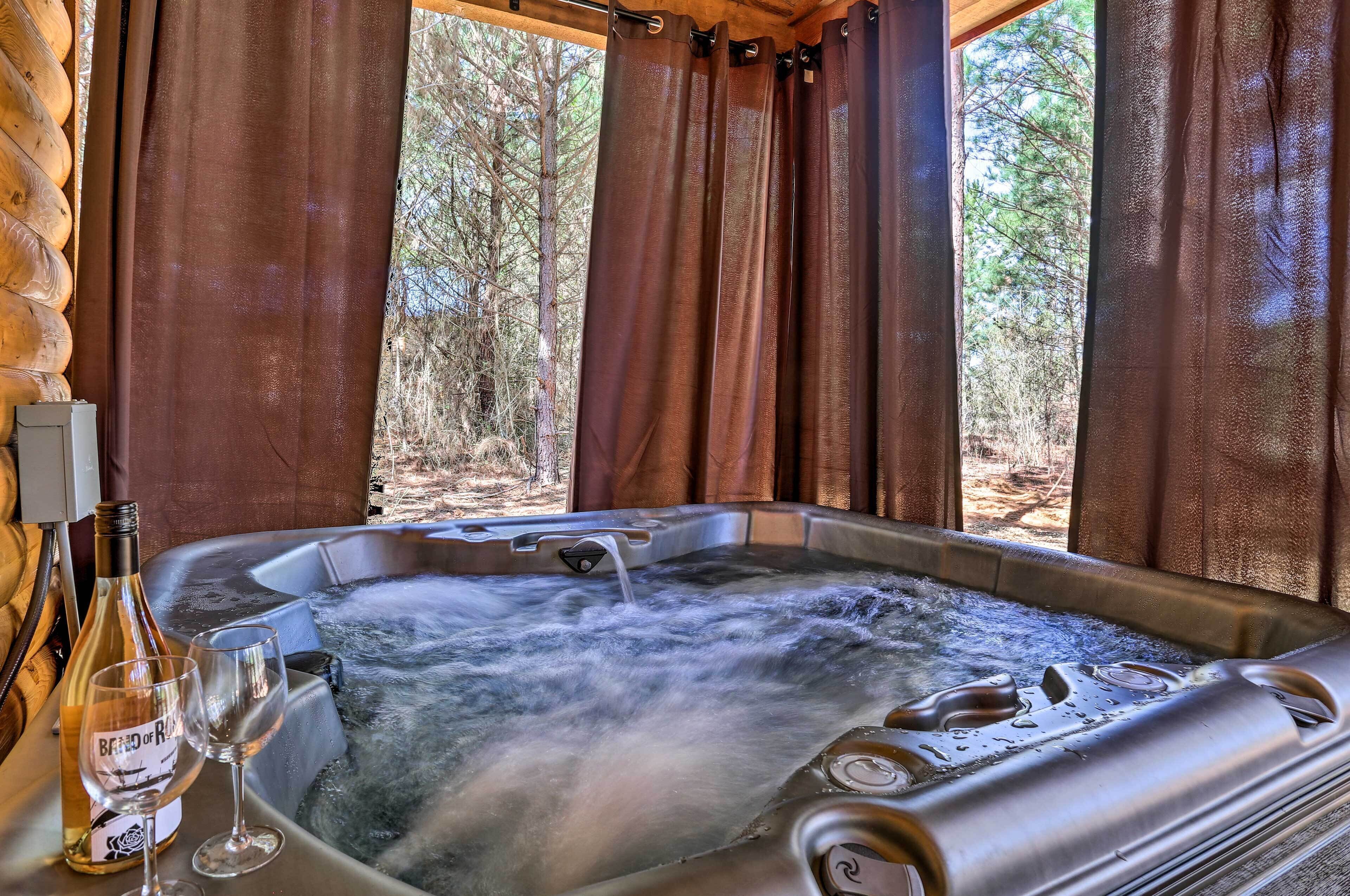 'The Breeze' Forested Oasis w/ Hot Tub & Deck!