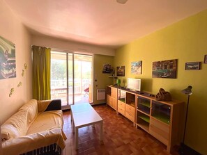 TV - Charming Studio Cabine with Terrace, 300m from Beach, Parking Included, Sète (Sète)