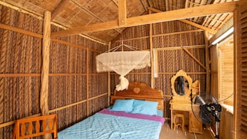 Phòng có thiết kế đặc trưng | Bộ đồ giường cao cấp, trang trí khác biệt, bàn