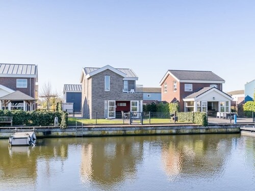 Helles und farbenfrohes freistehendes Inselhaus mit umzäuntem Garten.