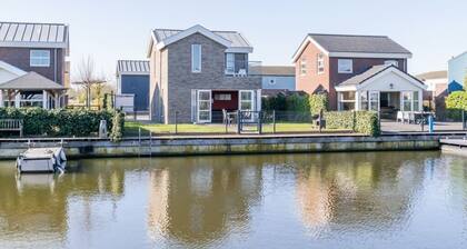 Helles und farbenfrohes freistehendes Inselhaus mit umzäuntem Garten.