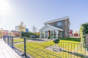 Exterior - Spacious, modern island house located on a corner with fully enclosed garden, ideal for children. (Oude-Tonge)