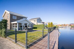 Outdoor dining - Spacious, modern island house located on a corner with fully enclosed garden, ideal for children. (Oude-Tonge)