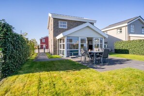 Outdoor dining - Spacious, modern island house located on a corner with fully enclosed garden, ideal for children. (Oude-Tonge)