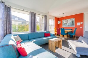 TV - Spacious, modern island house located on a corner with fully enclosed garden, ideal for children. (Oude-Tonge)