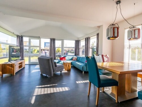 Geräumiges, modernes Inselhaus an einer Ecke mit vollständig umzäuntem Garten, ideal für Kinder.