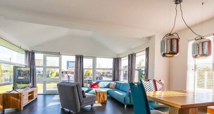 Geräumiges, modernes Inselhaus an einer Ecke mit vollständig umzäuntem Garten, ideal für Kinder.