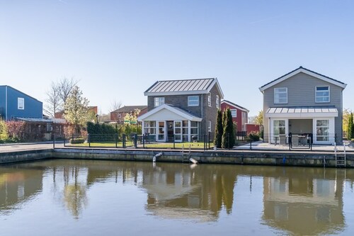 Geräumiges, modernes Inselhaus an einer Ecke mit vollständig umzäuntem Garten, ideal für Kinder.