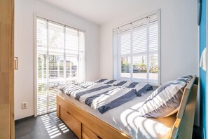 3 bedrooms - Spacious, modern island house located on a corner with fully enclosed garden, ideal for children. (Oude-Tonge)