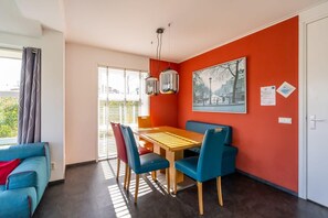 Dining - Spacious, modern island house located on a corner with fully enclosed garden, ideal for children. (Oude-Tonge)