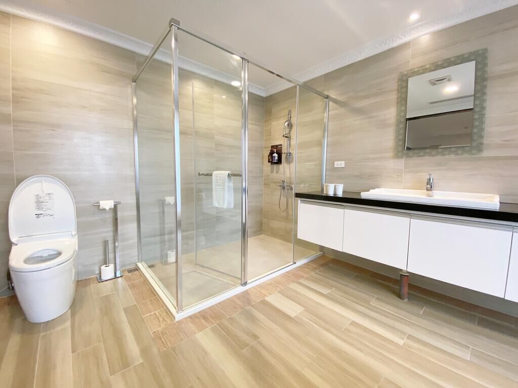 deluxe quadruple room, bathtub | bathroom | free toiletries, hair dryer, slippers, bidet